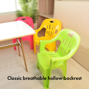 Chaise en plastique contemporaine et traditionnelle avec finition grainée élégante, durable pour la maison, le bureau et les événements. - Product Image 2