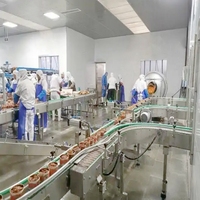 Fruits de mer en conserve commerciaux faisant des poissons de sardine d'usine dans la machine d'usine de mise en conserve de traitement d'huile