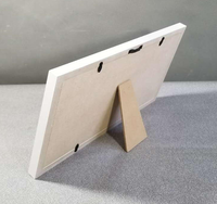 Cadre photo vertical blanc pour trois empreintes de pieds de bébé avec cadre en bois, écologique et durable, pour l'affichage d'œuvres d'art des enfants