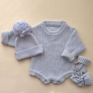 Conjunto <span class=keywords><strong>de</strong></span> 3 piezas <span class=keywords><strong>de</strong></span> punto <span class=keywords><strong>para</strong></span> recién nacido: pelele, gorro y calcetines, en azul polvoriento, <span class=keywords><strong>de</strong></span> punto acanalado grueso, ideal como regalo <span class=keywords><strong>para</strong></span> baby shower. - Product Image 2