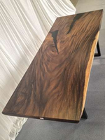 Table de salle à manger en bois massif de style moderne avec plateau en bois massif à bords naturels