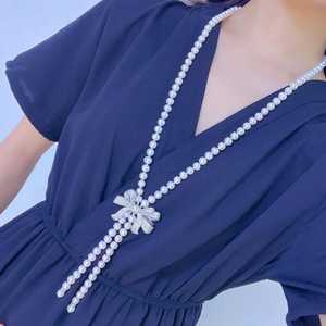 สร้อยคอประดับมุกน้ำจืดทรงยาวประดับโบว์และโซ่เสื้อสเวตเตอร์ สร้อยคอมุกสุดหรู - Product Image 2