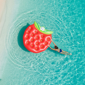 TANYOZHE Bouée gonflable fraise 193x119cm avec porte-gobelet, transat de piscine, radeau flottant pour adulte - Product Image 2