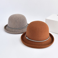 Venta al por mayor de fábrica Formal enrollable ala Cloche sombrero tendencia de moda Fedora sombreros con decoraciones liso superior sombrero de invierno para las mujeres