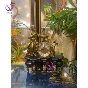 Horloge de bureau <span class=keywords><strong>d</strong></span>écorative de <span class=keywords><strong>d</strong></span>éesse ange dorée de style européen rétro en laiton et métal avec base en porcelaine pour la <span class=keywords><strong>décoration</strong></span> intérieure de luxe - Product Image 2