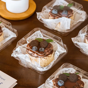 Caja de postre de plástico desechable transparente para pastel Tiramisú Piezas cortadas Rollo de queso con bandeja de papel inglés - Product Image 1