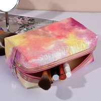 Vente en gros d'étuis à cosmétiques à la mode Pochette de maquillage à paillettes personnalisée Trousse de toilette de beauté en PU irisé teint par cravate pour femmes