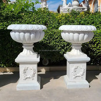 Décoration paysagère, statue de femme agenouillée européenne sculptée à la main, pot de fleurs en marbre blanc, pierre naturelle, urne, vase, sculpture