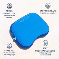 Coussin gonflable confortable, durable et compact, qui ne glisse pas sur les plages ventées grâce à sa poche à sable brevetée, idéal pour les plages et les piscines.