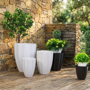 Juego de Macetas Modernas para Exteriores en Plástico Blanco y Negro para Jardín, Diseño Minimalista - Product Image 1