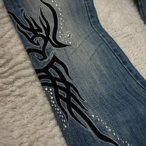 Disai personalizado Tribal bordado diamantes de imitación decorado tachonado bolsillo Largo entrepierna Tribal bordado tachonado acampanado Jeans - Product Image 5