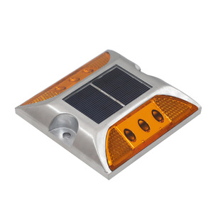 Luz de advertencia solar cuadrada amarilla para carreteras, IP68, impermeable, reflectante, anticolisión, de aluminio fundido para suelo. - Product Image 1