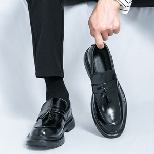 Zapatos de Vestir para Hombre con Parte Superior en Azul Marino y Marrón Contrastantes, que Ofrecen un Atractivo Contemporáneo, Mocasines con Borlas - Product Image 5