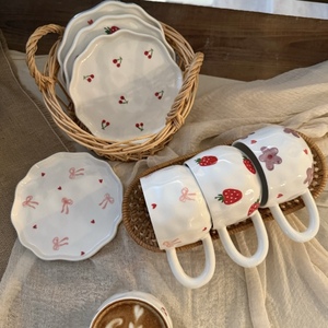 Fabricación de fábrica Girly Hand Pinch Fresa Tazas Taza de café de cerámica y platillo Juego de tazas de té de la tarde para regalos - Product Image 6