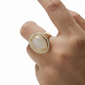 013386 Anillo Ovalado de Oro de 18K con Cabujón de Perla Antigua y Ojo de Gato Dorado, Joyería Vintage para Mujer - Product Image 1