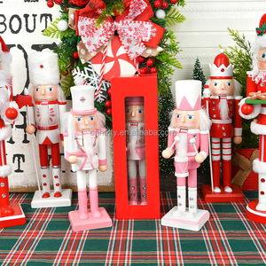 ตุ๊กตาไม้ลายสก็อตแบบดั้งเดิม ทำมือ ทาสีด้วยมือ รูปนัทแครกเกอร์ ขนาดคิง ตกแต่งผนังธีมเทพนิยาย สำหรับเทศกาลวันหยุด รุ่น Hatty - Product Image 3