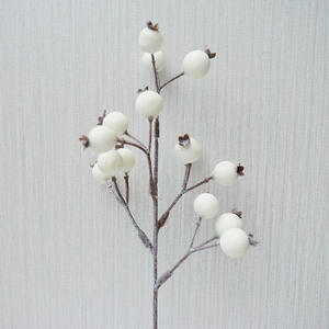 Décorations de Noël : Brindilles de baies d'hiver artificielles rouges à piquer et à vaporiser, tiges de fruits, ornements végétaux pour couronnes et guirlandes de Noël - Product Image 5