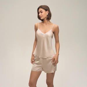 Ensemble de pyjama d'été confortable pour femme en satin uni avec dentelle, sans manches et short, idéal pour la détente - Product Image 2