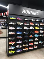 Présentoir mural sur mesure pour chaussures de sport, décoration de magasin de mode moderne, vente en gros, étagère murale pour sneakers sur mesure
