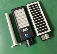 Lampadaire solaire monocristallin haute efficacité intégré avec contrôle crépusculaire pour l'éclairage des autoroutes rurales et des parkings