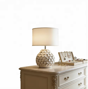 Lámpara de Mesa de Cerámica Blanca con Forma de Pétalo 3D y Pantalla de Tambor, Luz LED Cálida para Sala de Estar o Dormitorio - Product Image 1