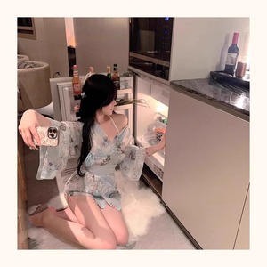Ensemble de lingerie sexy et séduisant pour femmes, comprenant une robe nuisette en dentelle et des culottes. A7. - Product Image 1
