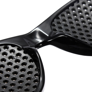 Noir Unisexe Vision Soins Trous D'épingle D'exercice <span class=keywords><strong>de</strong></span> L'oeil Lunettes Sténopés Lunettes Vue D'améliorer en plastique - Product Image 4