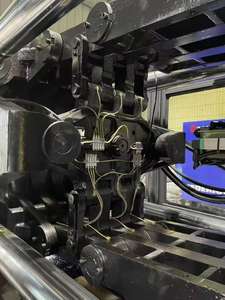 Presse à injection horizontale d'occasion Borch 650 tonnes, double servomoteur, presque neuve, ouverture de moule 930 mm, vis 100 mm, poids de coulage 2600 g, PLC et boîte de vitesses inclus. - Product Image 4