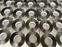 Ruban adhésif en aluminium sans support de 38 mm x 680 m pour l'étanchéité des systèmes frigorifiques avec une forte adhérence et des performances d'isolation thermique