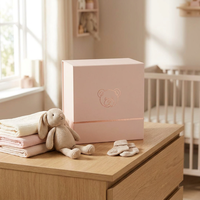 Caja de Regalo para Bebé en Rosa Pálido, Caja de Cartón Rígido con Tapa Deslizante, Logotipo de Oso en Papel Dorado, Embalaje Personalizado para Mameluco y Babero de Recién Nacido