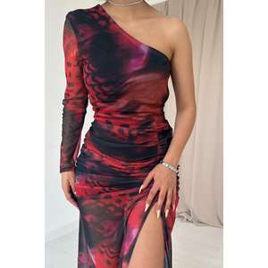 Robe de soirée chic en satin asymétrique à une épaule, coupe trapèze, avec fente, en tulle, trois-quarts, rouge, longueur ras du sol, tailles XL XS, vente en gros - Product Image 2