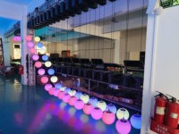 Boule cinétique LED suspendue contrôlée par DMX512, coque en plastique, éclairage de scène à levage automatique