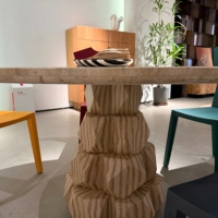 Table à manger ronde en bois de luxe avec base sculpturale empilée et plateau en pierre, table circulaire moderne pour salle à manger
