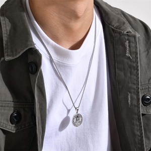 Collier avec pendentif Saint Benoît personnalisé en émail résistant à la corrosion - Product Image 2