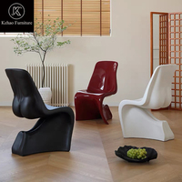 Chaise d'appoint sculpturale monobloc en plastique renforcé de fibres, design moderne, certifiée CE pour une utilisation intérieure et extérieure