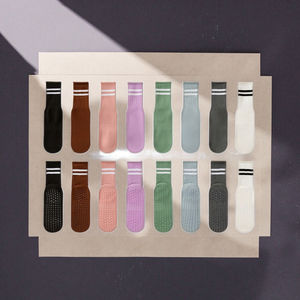 कस्टम लोगो महिलाओं की हाई-क्रू इनडोर स्पोर्ट्स फिटनेस हाई-टॉप लुभावनी विरोधी स्लिप पिलेट्स योग मोजे को पकड़ के साथ मोजे - Product Image 2