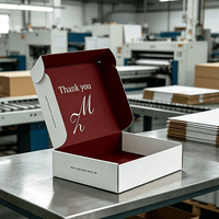 Caja de Envío Plegable Blanca con Forro Interior Color Borgoña, Logotipo Personalizado en Plateado Brillante, Cajas de Embalaje Ecológicas de Papel para Ropa, Regalos y Prendas de Vestir