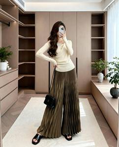 Pantalons larges plissés uniques et tendance, taille plus, pantalons fluides vert foncé pour femmes, taille élastique, bas confortables et élégants - Product Image 3