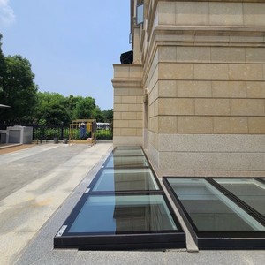 Lucernario Elettrico Automatico a Doppio Vetro Personalizzato in Fabbrica, Finestra in Vetro <span class=keywords><strong>per</strong></span> Tetto a Soffitto Moderno in Lega di Alluminio con Lamelle, Apertura Verticale - Product Image 3