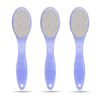 Brosse exfoliante professionnelle 2-en-1 en pierre ponce pour les pieds avec manche en plastique incurvé personnalisé, éliminateur de peaux mortes et brosse de nettoyage pour les pieds