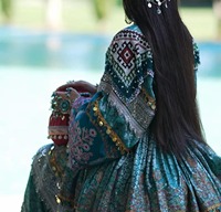 Robe afghane Kuchi longue bleue et blanche, faite à la main, avec broderies multicolores et travail de miroirs.