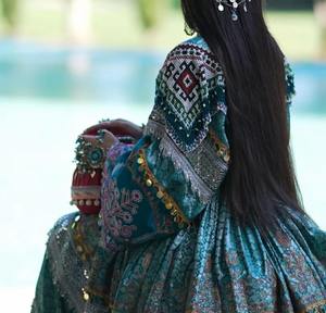 Robe afghane Kuchi longue bleue et blanche, faite à la main, avec broderies multicolores et travail de miroirs. - Product Image 5