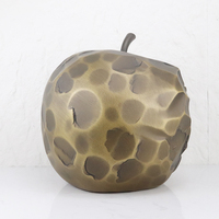 Sculpture en résine de pomme dorée avec petit garçon à l'intérieur, statue d'art moderne de luxe, décoration de table pour la maison, ornement pour la chambre