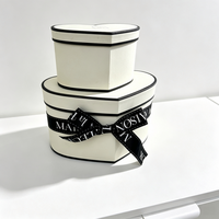 Boîte cadeau en papier rigide blanc crème avec logo personnalisé, boîte cadeau en forme de cœur avec ruban, OEM ODM pour l'emballage de cadeaux de marque
