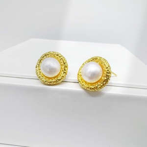 Pendientes de plata de ley 925 personalizados para mujer, para uso diario, con forma de bola redonda, clásicos, retro, chapados en oro, con perlas. - Product Image 1