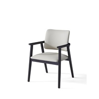 Chaise de salle à manger en cuir PU blanc nordique avec pieds en bois pour hôtel et salle à manger