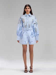 Completo da donna 2 pezzi Primavera Estate 2026: Camicia monopetto ricamata vintage con scollo a V e pantaloncini con cintura - Product Image 5