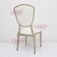 Chaises de banquet royales en cuir blanc pour événements, empilables, en aluminium chromé, confortables, pour hôtels et mariages – Vente en gros