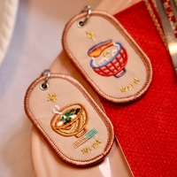 Gepersonaliseerde op maat gemaakte borduurwerk sleutelhanger aangepaste kleur meisje anime milieuvriendelijke 3D vorm karabijnhaak schattige cadeaus fruit panda hond