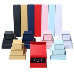 Boîte d'emballage magnétique en carton bleu marine avec logo personnalisé pour bagues et bijoux, forme rectangulaire - Product Image 5